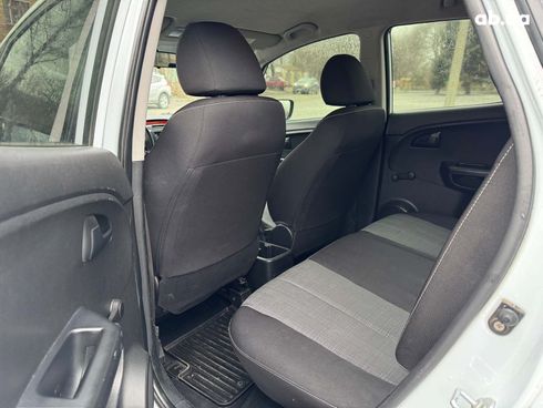 Kia Venga 2012 белый - фото 12