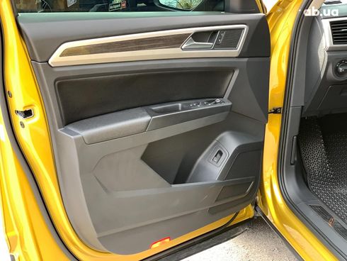 Volkswagen Atlas 2017 желтый - фото 27