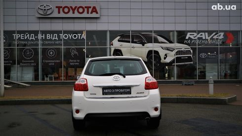 Toyota Auris 2011 белый - фото 3