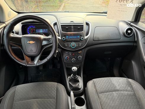 Chevrolet Tracker 2013 белый - фото 38