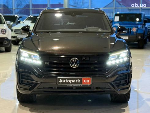 Volkswagen Touareg 2021 коричневый - фото 2
