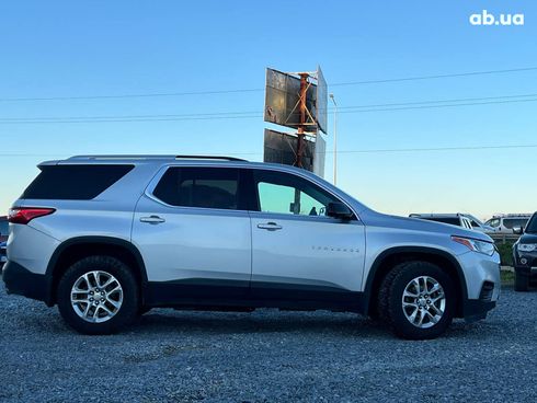 Chevrolet Traverse 2017 серый - фото 10
