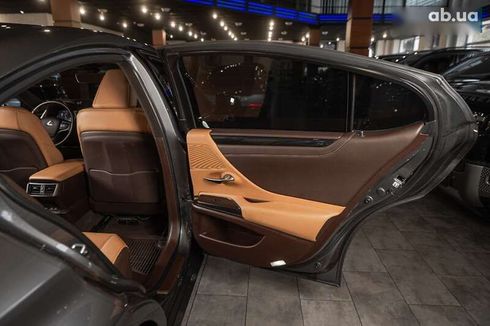 Lexus ES 2019 - фото 18