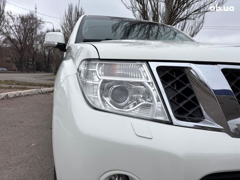 Nissan Pathfinder 2011 белый - фото 9