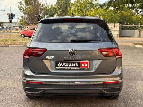 Volkswagen Tiguan 2023 серый - фото 4