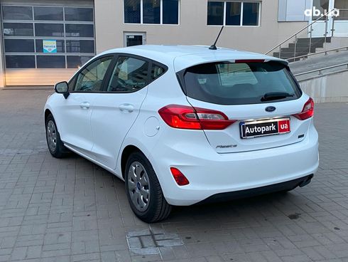 Ford Fiesta 2018 белый - фото 9