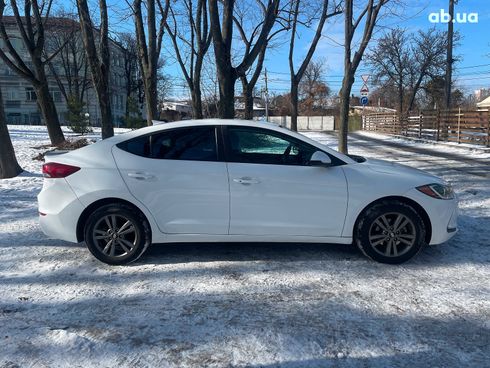 Hyundai Elantra 2017 белый - фото 6