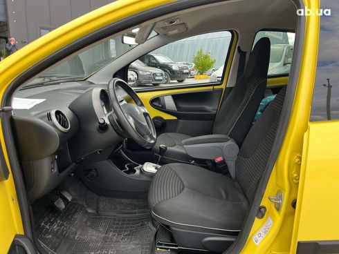 Peugeot 107 2012 желтый - фото 16