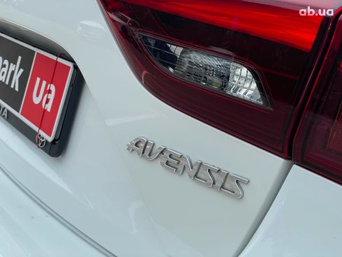 Toyota Avensis 2016 белый - фото 10