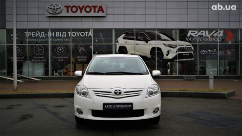 Toyota Auris 2011 белый - фото 2