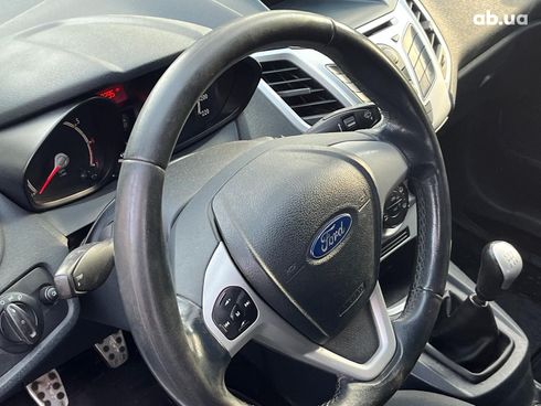 Ford Fiesta 2012 белый - фото 54