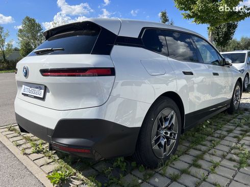 BMW iX 2022 белый - фото 29
