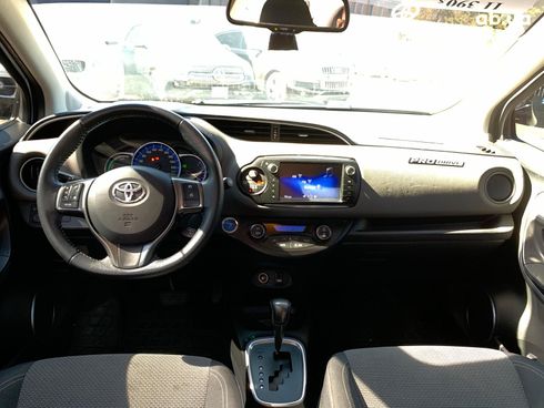 Toyota Yaris 2014 серый - фото 38