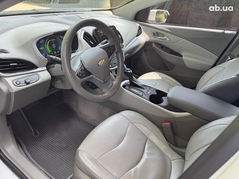 Chevrolet Volt 2017 белый - фото 14