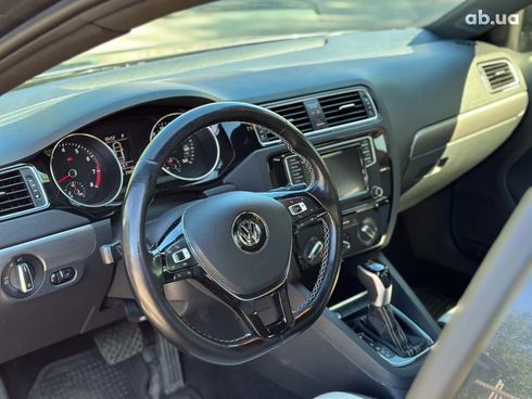 Volkswagen Jetta 2016 серый - фото 18