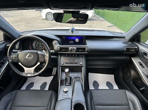Lexus IS 2019 - фото 20