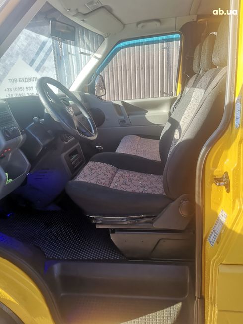 Volkswagen Transporter 2001 желтый - фото 16