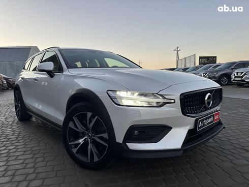 Volvo V60 2021 белый - фото 3