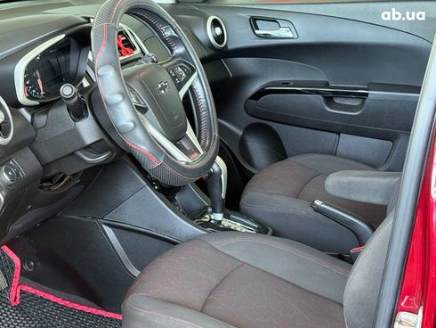 Chevrolet Sonic 2018 красный - фото 16