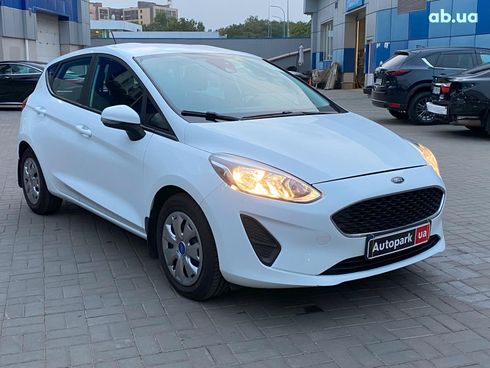 Ford Fiesta 2018 белый - фото 14