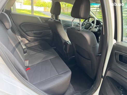 Ford Fiesta 2018 белый - фото 25