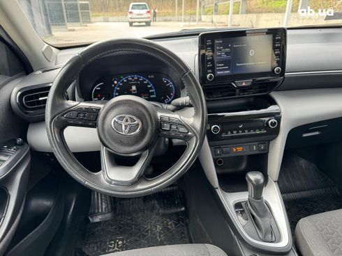 Toyota Yaris 2022 серый - фото 14