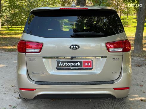 Kia Sedona 2016 бежевый - фото 11