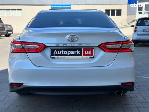 Toyota Camry 2018 белый - фото 6