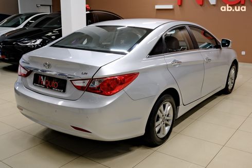 Hyundai Sonata 2015 серебристый - фото 2