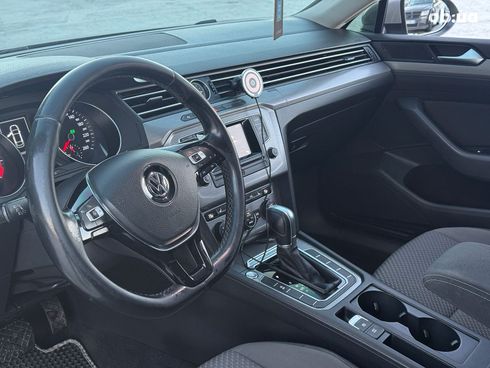 Volkswagen Passat 2016 серый - фото 17
