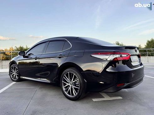 Toyota Camry 2021 - фото 18