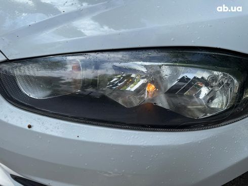 Ford Fiesta 2018 белый - фото 19