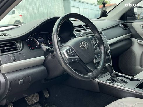 Toyota Camry 2016 серый - фото 11