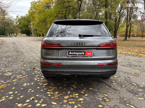 Audi Q7 2021 серый - фото 4