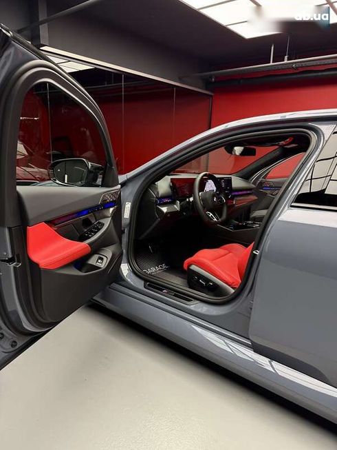 BMW M5 2025 - фото 27