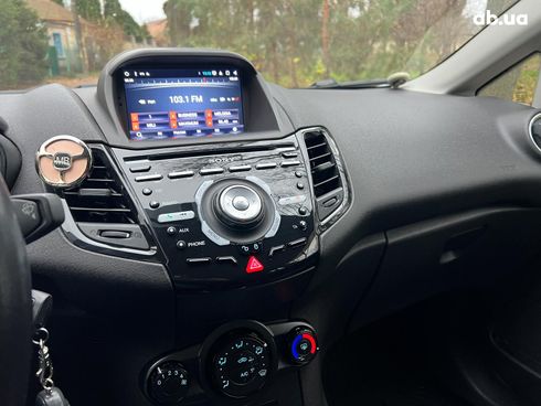 Ford Fiesta 2013 белый - фото 12