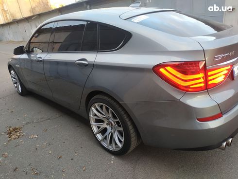 BMW 5 серия 2010 серый - фото 1