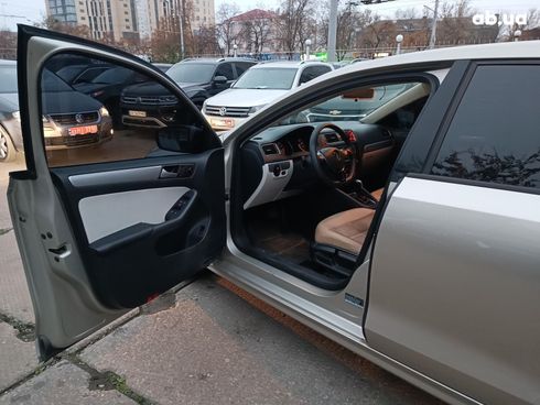 Volkswagen Jetta 2014 бежевый - фото 18