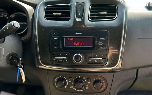 Renault Sandero 2020 - фото 11