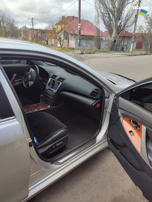 Toyota Camry 2006 серебристый - фото 9