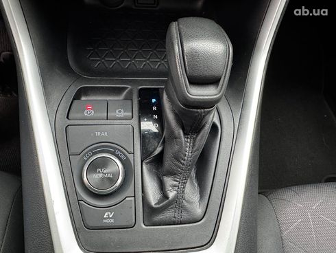 Toyota RAV4 2019 серый - фото 25