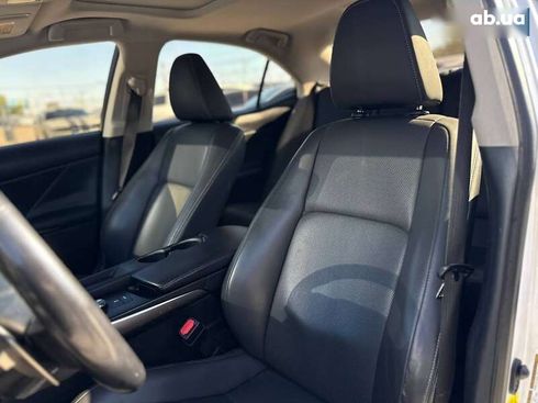 Lexus IS 2017 - фото 12