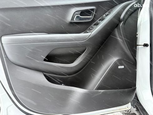 Chevrolet Trax 2016 белый - фото 14