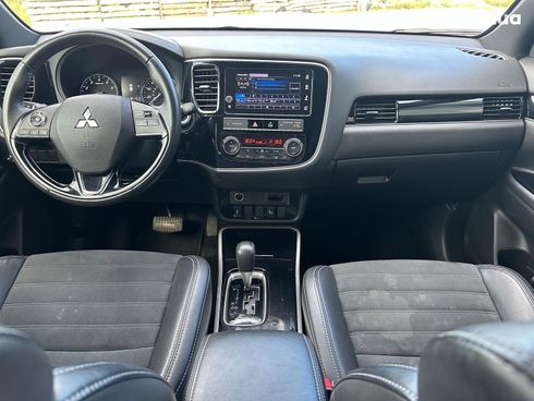 Mitsubishi Outlander 2019 серый - фото 18