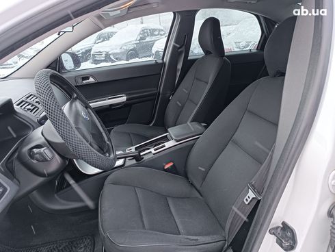 Volvo S40 2010 белый - фото 22