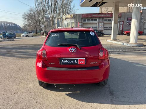 Toyota Auris 2009 красный - фото 4