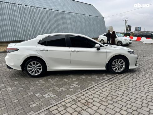 Toyota Camry 2021 белый - фото 9