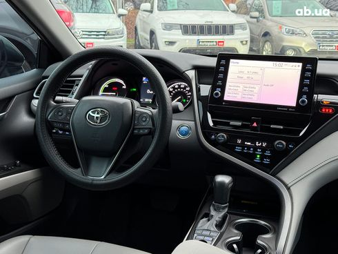 Toyota Camry 2022 серый - фото 25