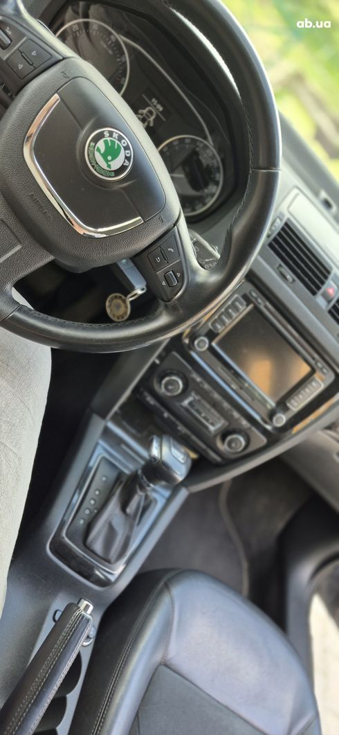Skoda Octavia 2011 серебристый - фото 2