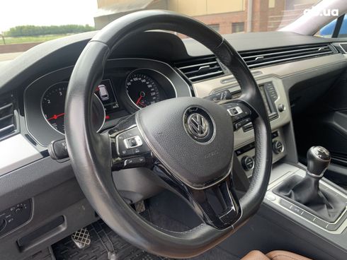Volkswagen Passat 2015 синий - фото 15
